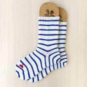 Вязаные носки в морском стиле с сердечками